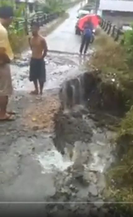 Jalan Desa Namohalu Longsor