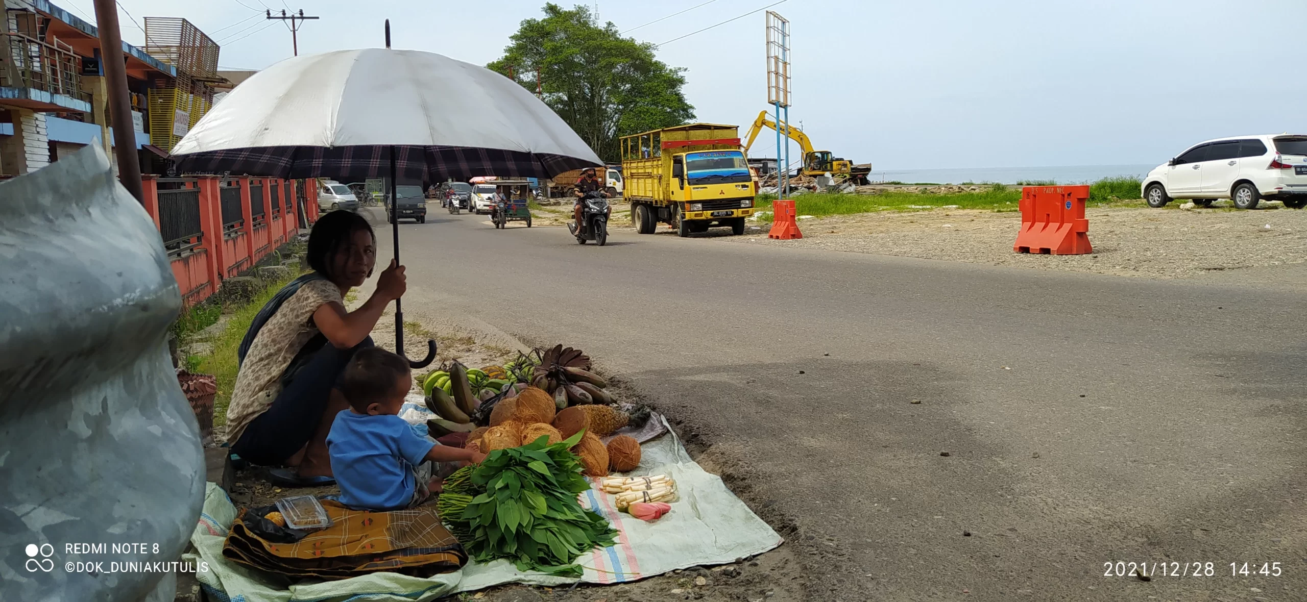 Ibu bersama anaknya berjualan