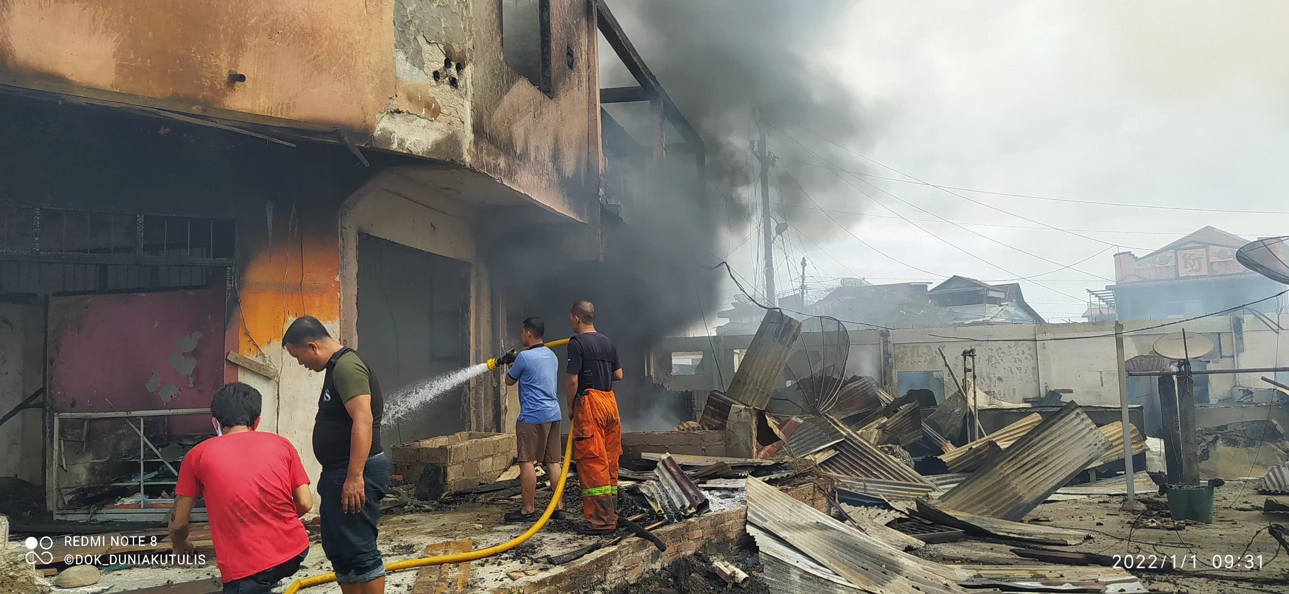 Dinding Tembok Ruko Atap Kebakaran