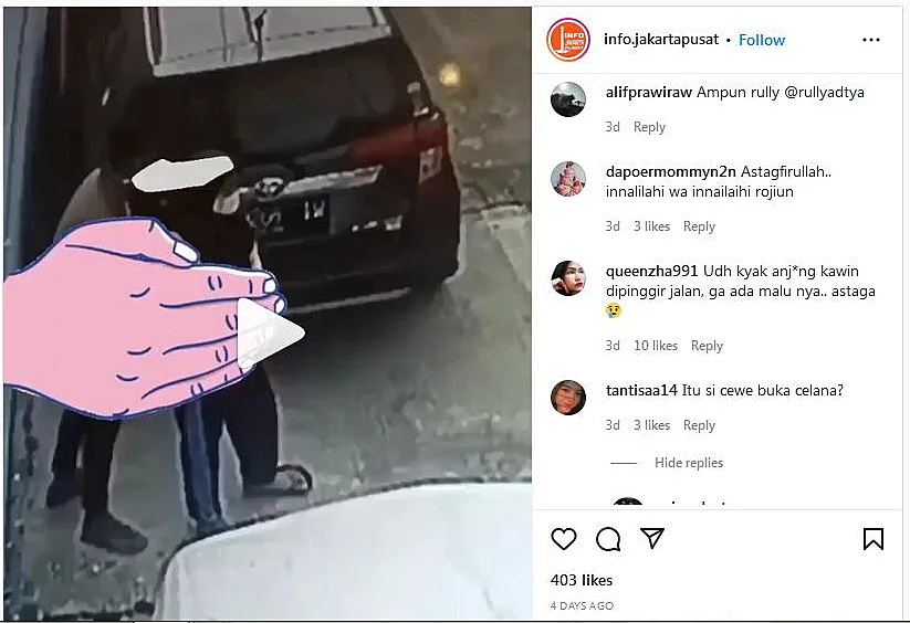 Jari bergaya menulis di atas gambar yang menampilkan situasi parkir mobil di jalan, menonjolkan kreativitas dan humor dalam konten DuniaKuTulis.
